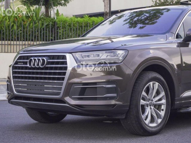 Cần bán xe Audi Q7 đời 2017, màu nâu0