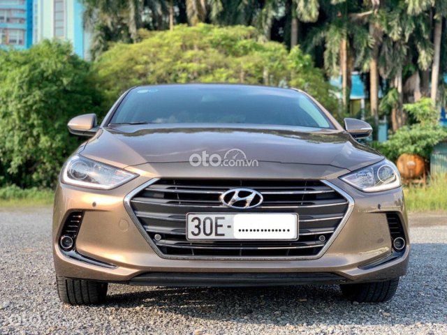 Cần bán lại xe Hyundai Elantra 2.0 AT đời 2016, màu nâu0