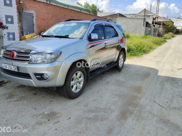 Cần bán lại xe Toyota Fortuner năm 2011, màu bạc0