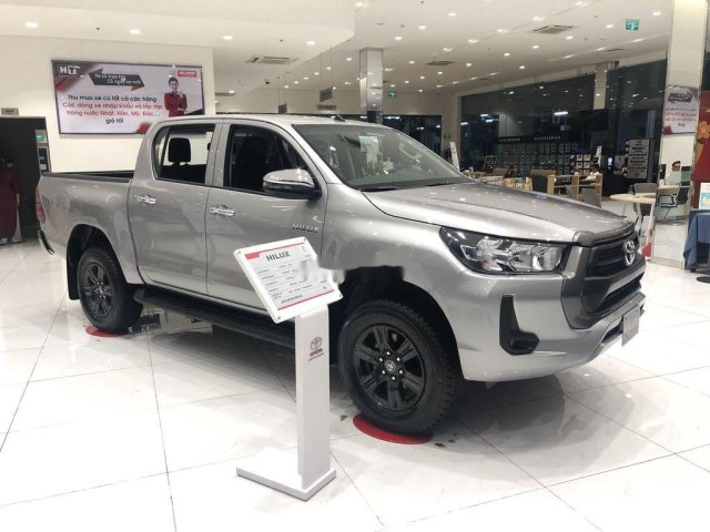 Cần bán Toyota Hilux sản xuất năm 2021, màu bạc, nhập khẩu, giá 674tr0
