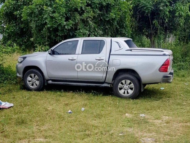 Cần bán xe Toyota Hilux đời 2016, màu bạc, nhập khẩu đẹp như mới0