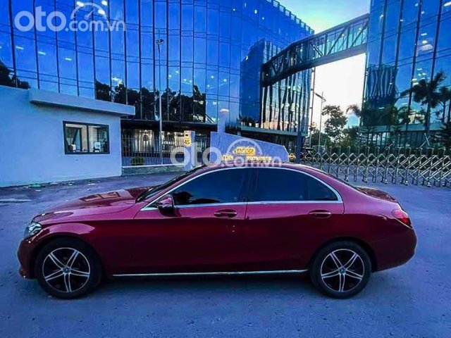 Xe Mercedes C180 năm sản xuất 2020, màu đỏ0