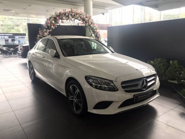 Cần bán gấp Mercedes C180 năm sản xuất 2020, màu trắng0