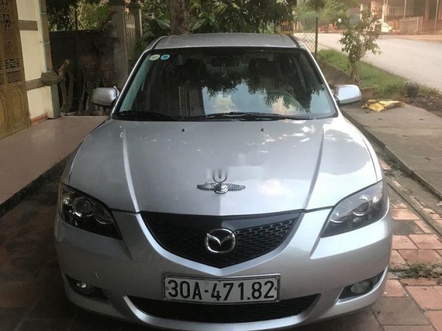 Cần bán gấp Mazda 3 AT sản xuất 2004, màu bạc giá cạnh tranh0