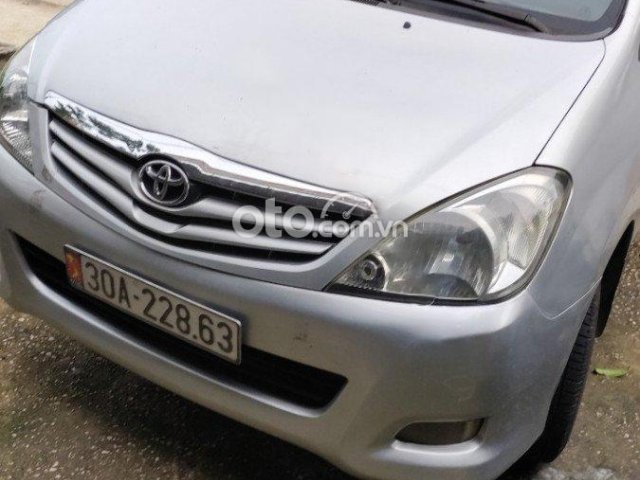 Cần bán xe Toyota Innova J đời 2008, màu bạc0