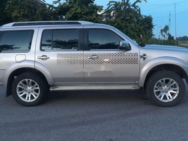 Cần bán Ford Everest đời 2014, màu bạc xe gia đình giá cạnh tranh0