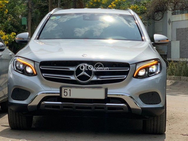 Cần bán xe Mercedes đời 2018, màu bạc còn mới0