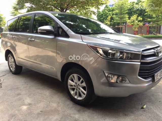 Bán Toyota Innova 2.0E đời 2016, màu xám còn mới