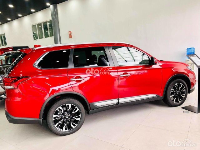 Mitsubishi Outlander - Tính năng an toàn vượt trội, hỗ trợ NH 80%/ 8 năm + Gói quà tặng khủng lên đến hơn 9 chữ số0