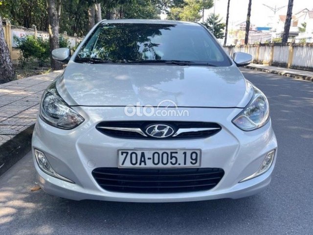 Bán Hyundai Accent 1.4 AT năm sản xuất 2011, màu bạc, nhập khẩu nguyên chiếc còn mới giá cạnh tranh0