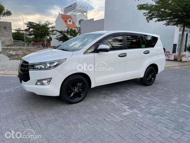 Cần bán Toyota Innova 2.0E đời 2018, màu trắng, giá tốt