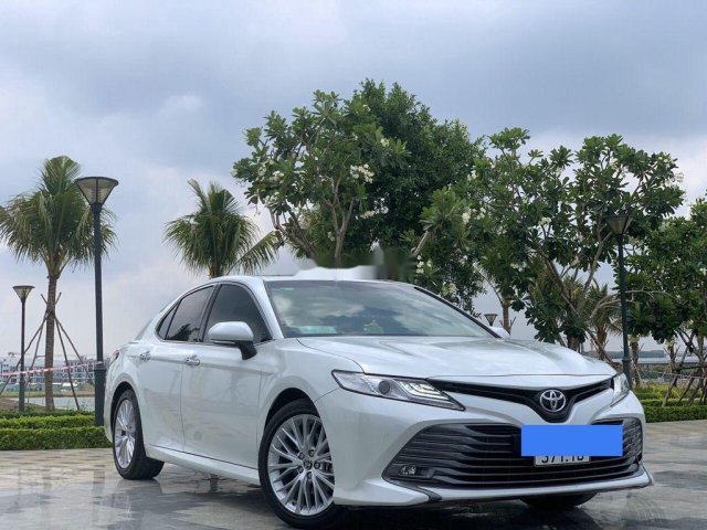 Cần bán xe Toyota Camry 2019, màu bạc còn mới0