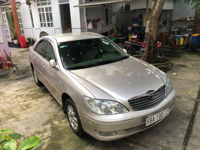 Cần bán Toyota Camry đời 2003, màu bạc còn mới0