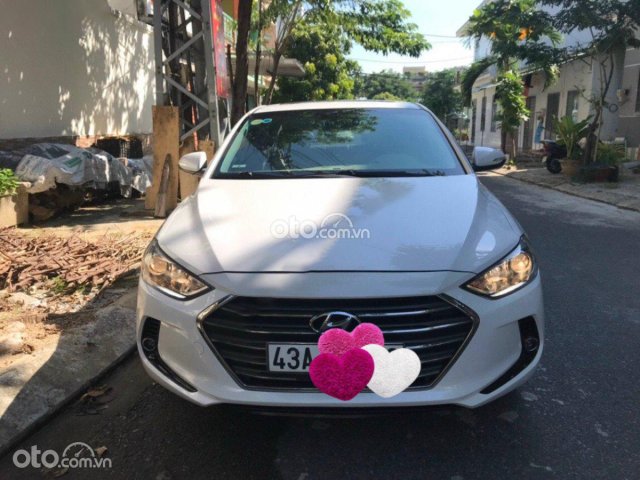 Cần bán gấp Hyundai Elantra 1.6 AT năm sản xuất 2017, màu trắng  