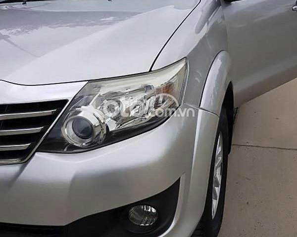 Cần bán Toyota Fortuner 2.7V năm 2012, màu bạc