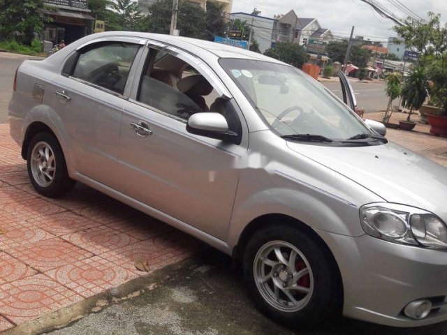 Xe Daewoo Gentra năm 2009, màu bạc còn mới