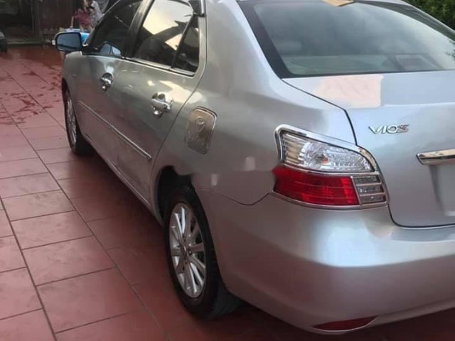 Cần bán xe Toyota Vios sản xuất năm 2010, màu bạc còn mới0