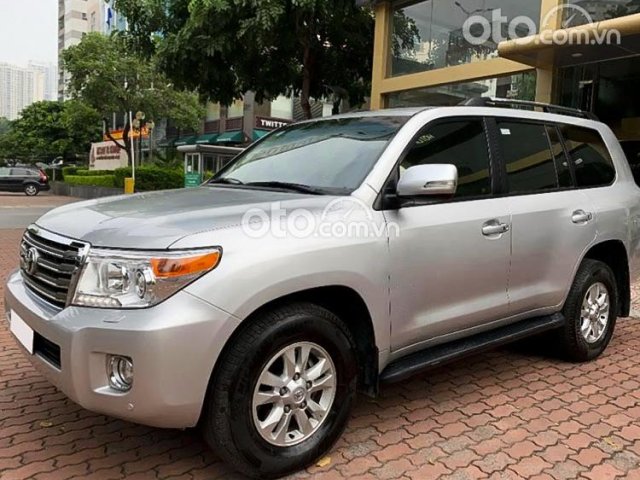 Bán ô tô Toyota Land Cruiser VX 4.6 sản xuất năm 2014, màu bạc, nhập khẩu nguyên chiếc xe gia đình