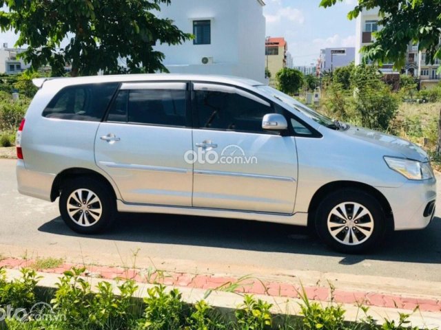 Cần bán lại xe Toyota Innova 2.0G sản xuất năm 2016, màu bạc còn mới