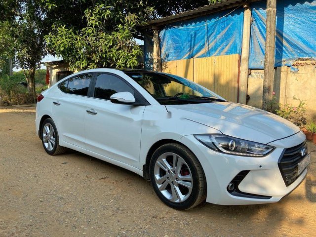 Bán xe Hyundai Elantra đời 2017, màu trắng 