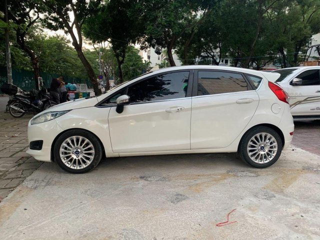 Bán Ford Fiesta đời 2016, màu trắng, giá 365tr