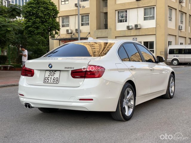 BMW 320i model 2019 màu trắng đi ít