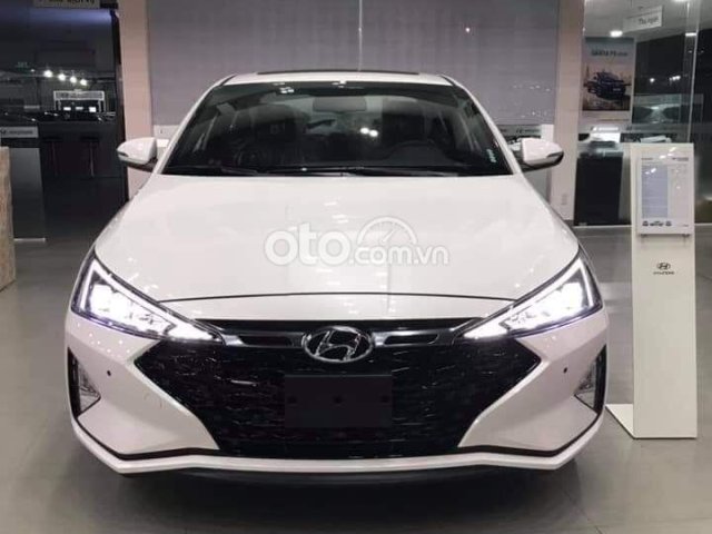 Hyundai Elantra MT 2021 giá chỉ 540tr