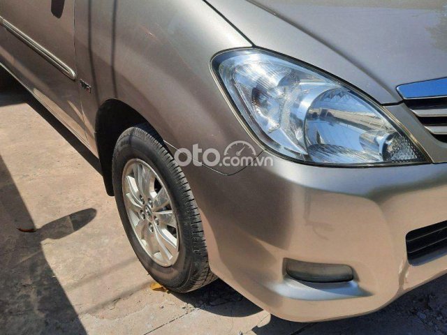 Cần bán xe Toyota Innova năm sản xuất 2010, màu bạc  