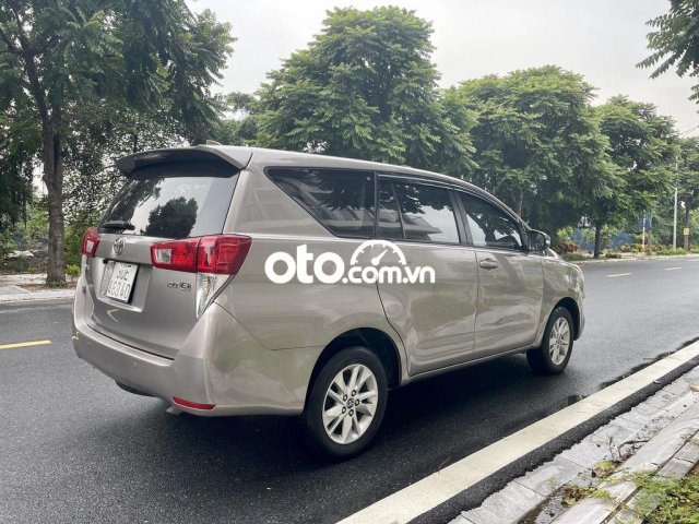 Cần bán xe Toyota Innova E năm sản xuất 2017, màu ghi vàng0