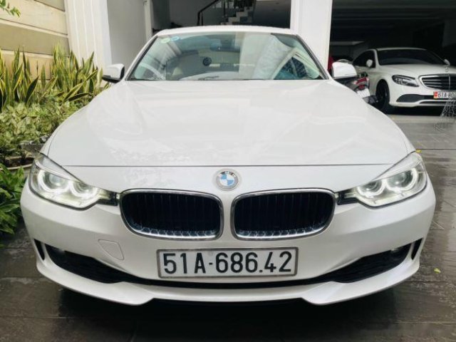 Cần bán gấp BMW 320i năm 2013, màu trắng, giá 720tr0