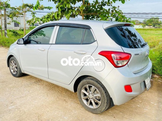 Cần bán gấp Hyundai Grand i10 đời 2017, màu bạc, giá tốt0