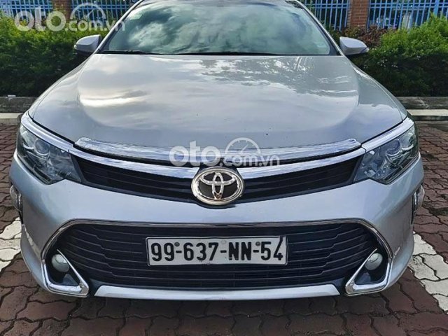 Bán Toyota Camry 2.0E năm 2018, màu bạc, 780tr0