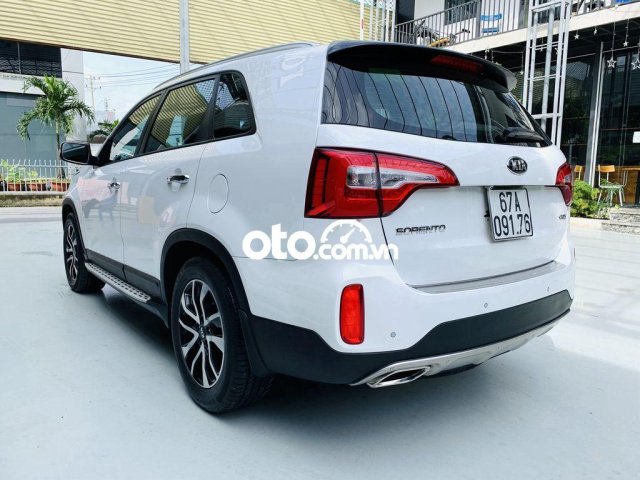 Cần bán gấp Kia Sorento đời 2018, màu đen0