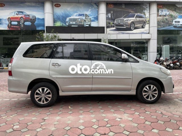 Bán ô tô Toyota Innova năm 2015, màu bạc xe gia đình