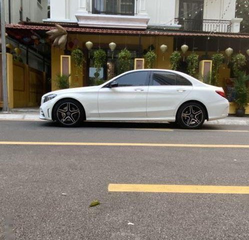 Cần bán xe Mercedes C300 AMG sản xuất năm 2019, màu trắng0