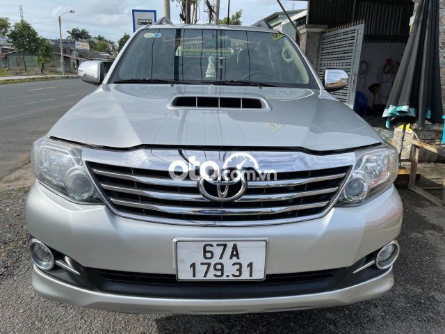 Bán Toyota Fortuner sản xuất 2015, màu bạc còn mới, giá tốt0