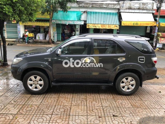 Cần bán gấp Toyota Fortuner sản xuất 2010, màu xám còn mới, giá tốt