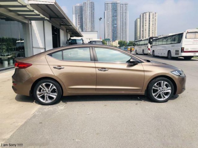 Cần bán gấp Hyundai Elantra 2.0 AT sản xuất năm 2016, màu nâu như mới0