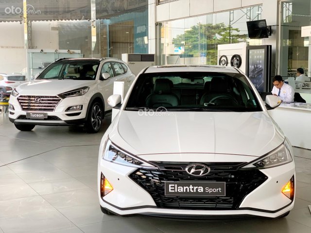 Hyundai Elantra 2021 hỗ trợ giảm giá 40tr, giá xe chỉ từ 535tr giảm 50% trước bạ