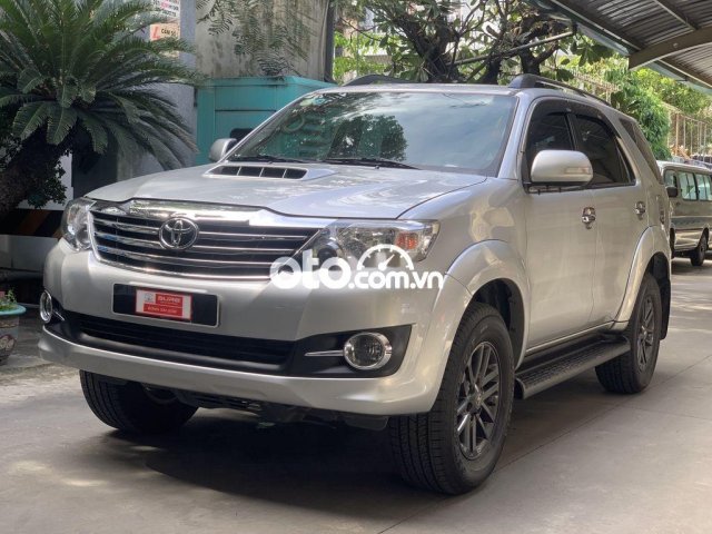 Cần bán gấp Toyota Fortuner sản xuất 2016, màu bạc xe gia đình