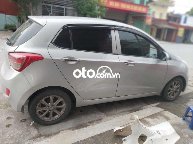 Cần bán Hyundai Grand i10 năm sản xuất 2015, màu bạc, xe nhập số sàn, giá 220tr