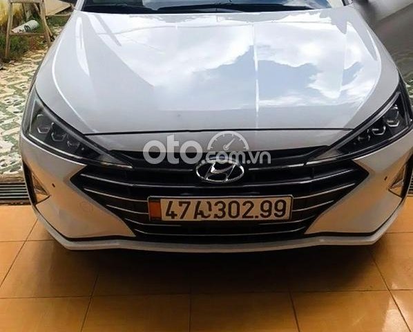 Cần bán Hyundai Elantra sản xuất năm 2019, màu trắng  