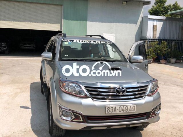 Cần bán lại xe Toyota Fortuner sản xuất năm 2013, màu bạc0