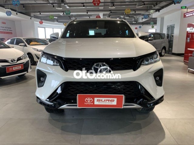 Xe Toyota Fortuner sản xuất 2020, màu trắng0