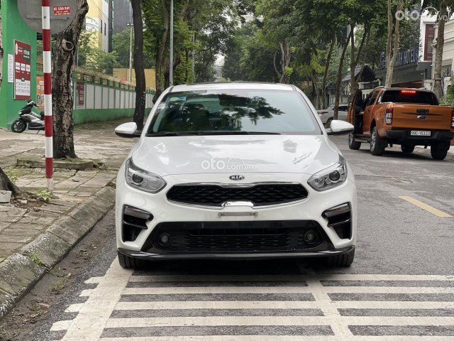 Cần bán gấp Kia Cerato 1.6AT Luxury đời 2019, màu trắng0