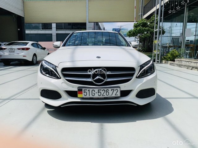 Cần bán xe Mercedes sản xuất năm 2017, xe màu trắng, biển thành phố, xe cực mới0