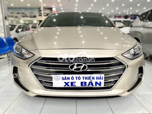 Cần bán Hyundai Elantra năm 2018 xe gia đình0