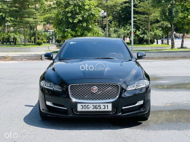 Jaguar XJL 3.0 model 2017, màu đen, xe nhập