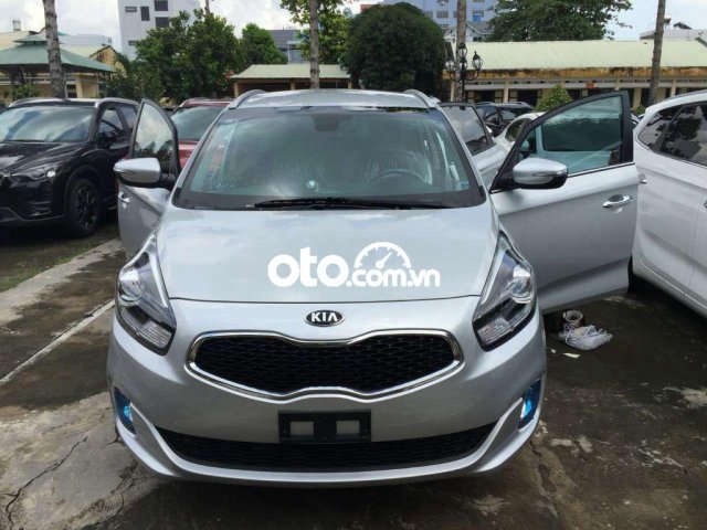 Cần bán xe Kia Rondo đời 2016, màu bạc0