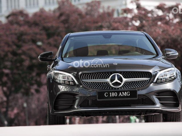 [Giảm 50% thuế trước bạ] chương trình ưu đãi cho Mercedes Benz C180 AMG siêu hot, trả trước 450tr nhận ngay xe0